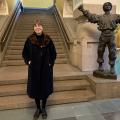 Stipendiat Christine Lillethun Norheim fotografert foran en stentrapp