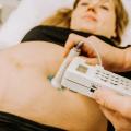 En gravid kvinne blir undersøkt med en såkalt doppler