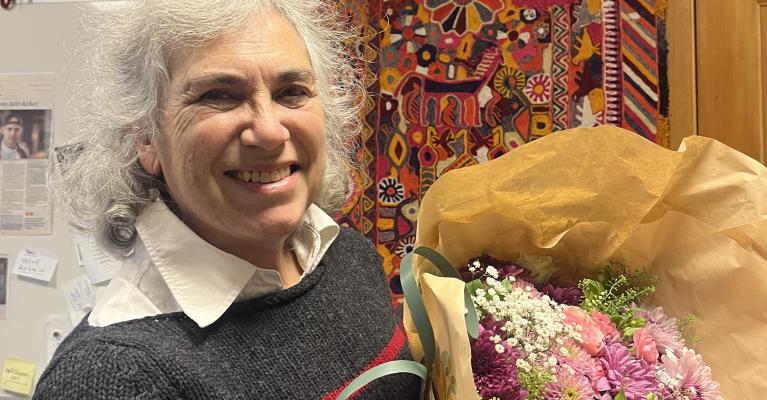 Professor Rania Maktbai med blomsterbuketten hun fikk for årets artikkel i Tidsskrift for kjønnsforskning