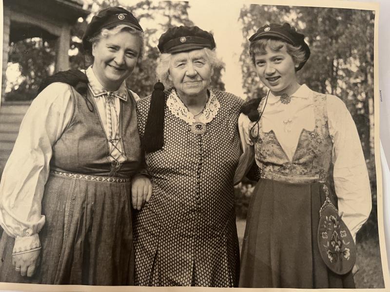 1953: Første gang tre generasjoner kvinner i Norge har studenteksamen, forteller Torild Skard.