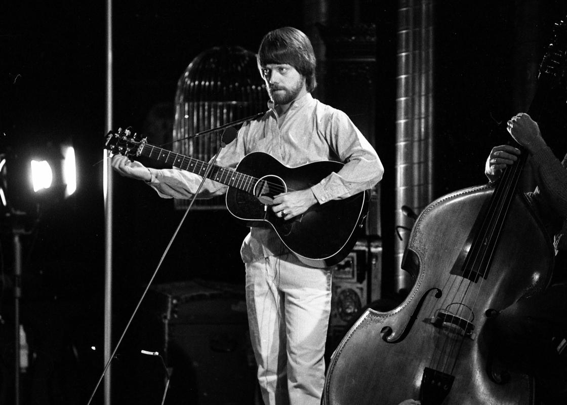 Lillebjørn Nilsen på scenen med gitar i 1982