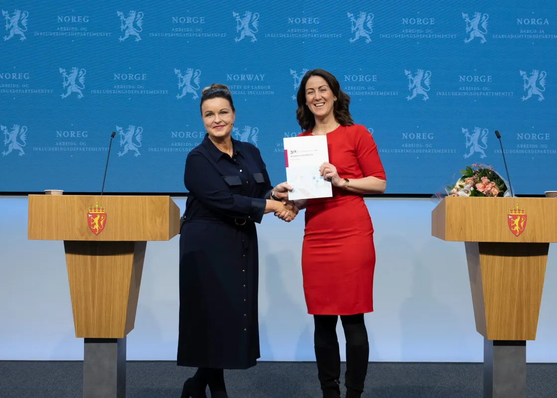 Her overleverer leder av vinnearbeidshelseutvalget, Nina Tangnæs Grønvold, som overleverte rapporten til arbeids- og inkluderingsminister Tonje Brenna. Foto: Simen Gald / Arbeids- og inkluderingsdepartementet