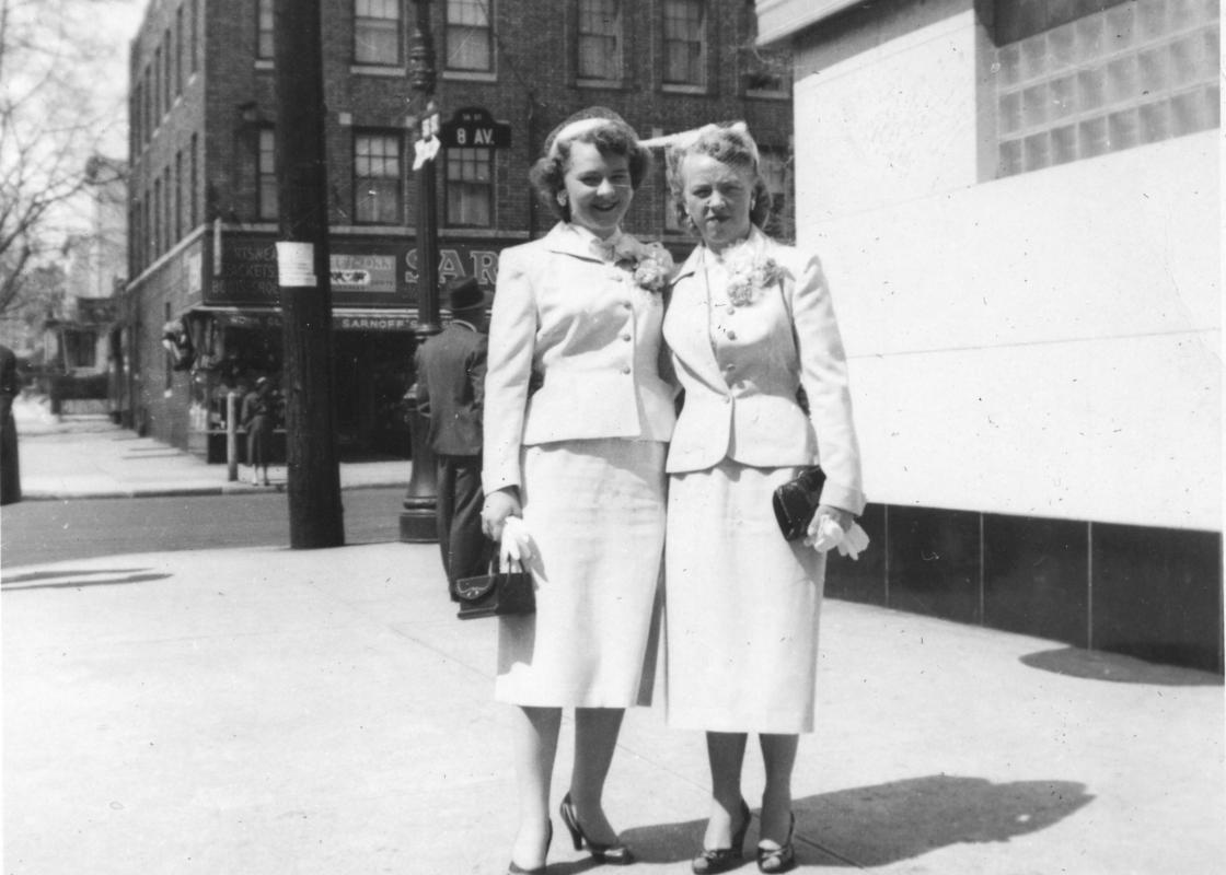 Martha (t.v.) og Signe Engedal fotografert i Brooklyn påsken 1955