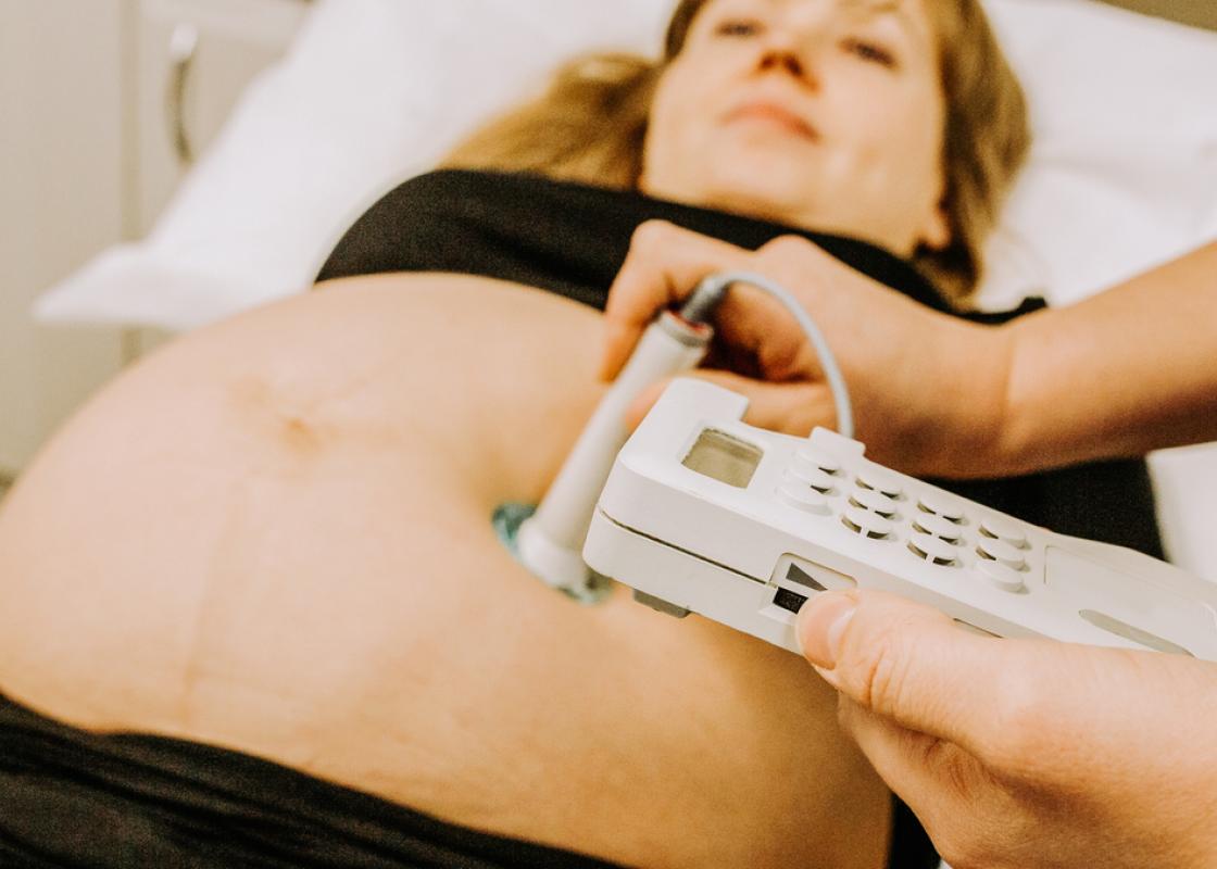 En gravid kvinne blir undersøkt med en såkalt doppler