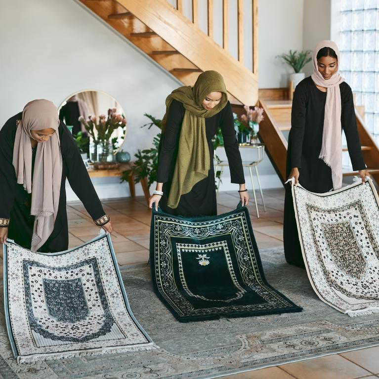 Muslimske kvinner ber på ramadan