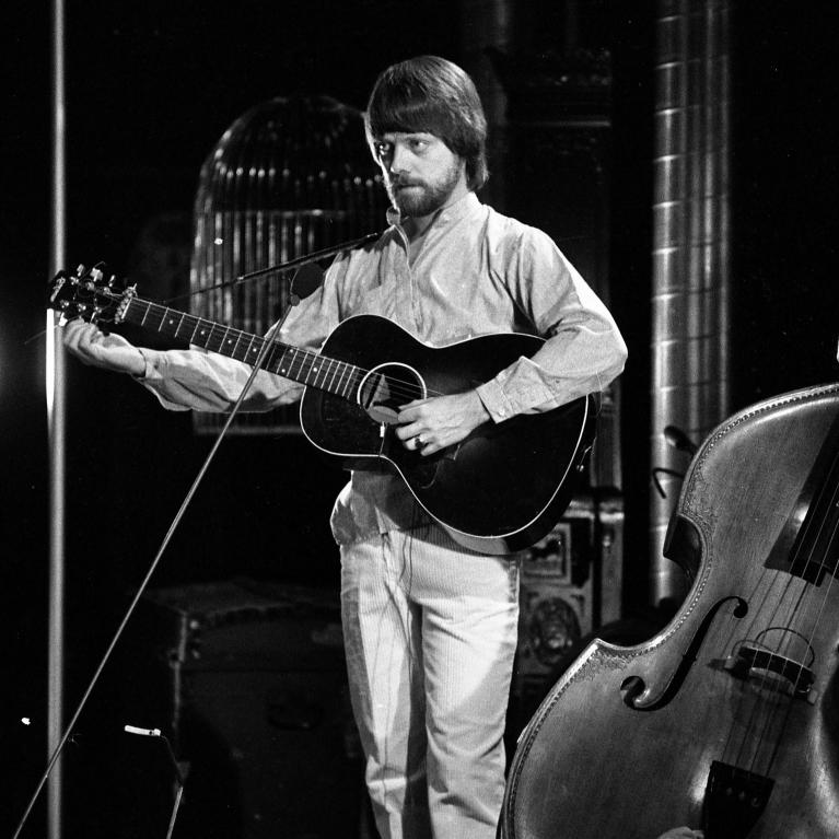 Lillebjørn Nilsen på scenen med gitar i 1982