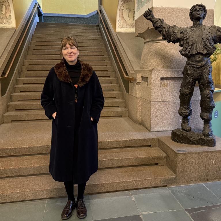 Stipendiat Christine Lillethun Norheim fotografert foran en stentrapp